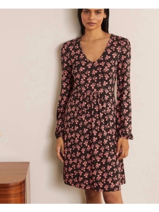 Boden Dresses & Skirts - NWT Boden Hattie Jersey Knit Swing Black Dress with Pink Floral Print size 4